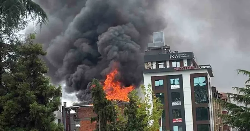 Trabzon’un Araklı ilçesinde 5 katlı binada çatı yangını