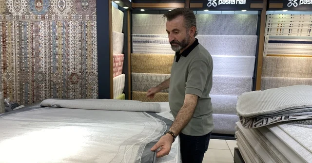 Gençler halı tercihlerini değiştirdi Büyük ebatlardaki halılar artık tercih edilmiyor Halıcı esnafı Ercan Ersezer: Modern tarzdaki desenler ile renkli veya sade modeller ilgi görüyor Eskişehir Haberleri Habertürk Yerel Haberler