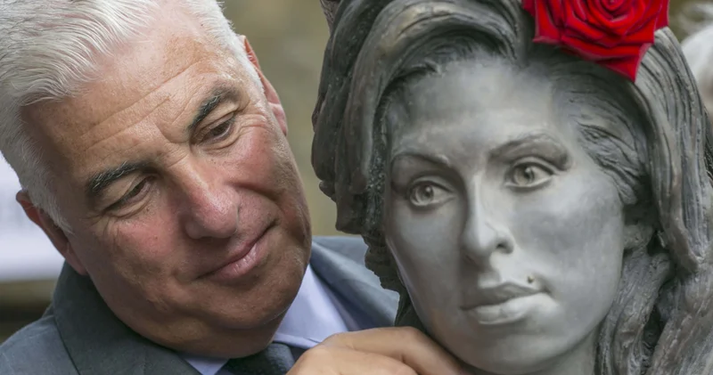 Amy Winehouse un babası kızının arkadaşlarına yaklaşık 1 milyon sterlin tazminat ödeyecek
