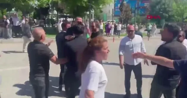 CHP liler Etimesgut Belediyesi önünde birbirine girdi