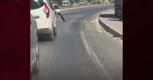 Para dolu çuval patlayınca trafikte ilginç anlar ortaya çıktı