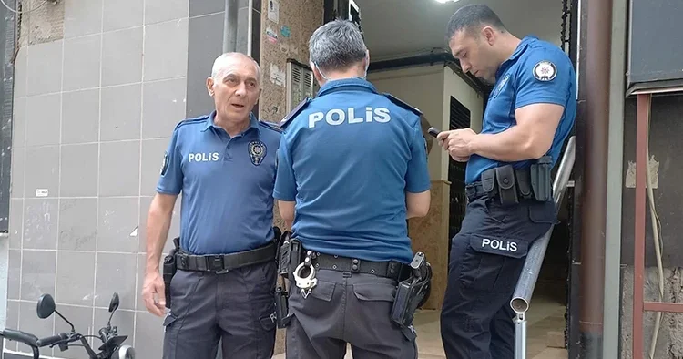 Apartman dairesinden kötü koku yayılıyordu: Ekipler eve girince korkunç gerçek ortaya çıktı