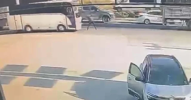 Emniyet şeridinde midibüsün çarptığı servis şoförü öldü Denizli Haberleri Habertürk Yerel Haberler