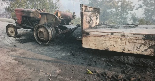 Seydikemer deki orman yangınında 24 saati aşkın süren mücadelenin ardından acı tablo ortaya çıktı Günün ilk ışıklarıyla yanan evler ve traktörler görüntülendi Muğla Haberleri Habertürk Yerel Haberler