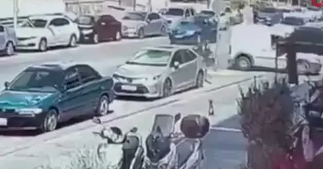 Sağ şeritten sola ani dönüş kazaya yol açtı: 2 polis memuru yaralandı