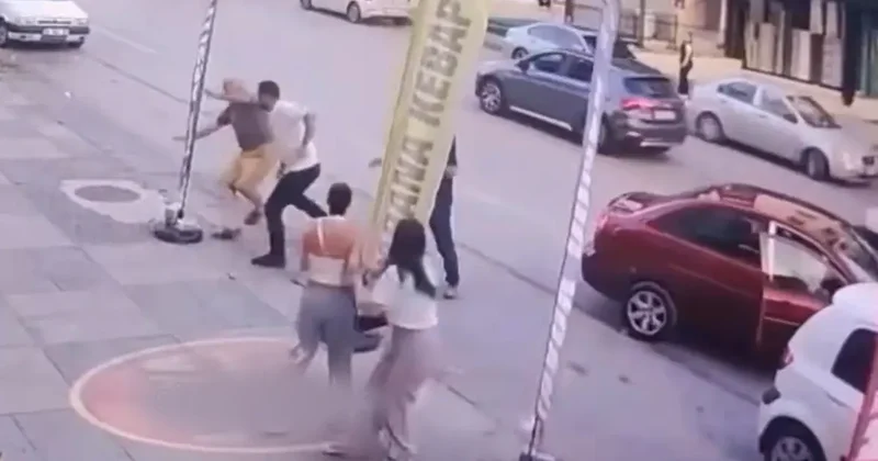 Magandalık kamerada! Kız çocuklarını rahatsız etti, uyaran 72 yaşındaki adamı tekme tokat dövdü