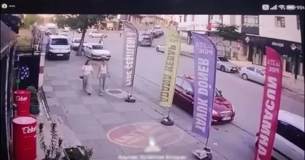 16 yaşındaki kızlara laf atanları uyardı, tekme tokat dövüldü!