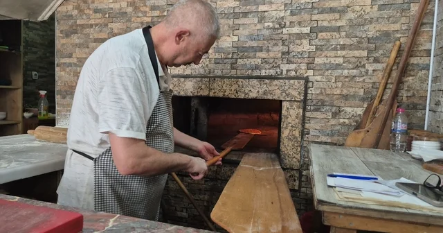 Yarım asırdır 400 derecelik ateşin başında emek veriyor Şanlıurfalı pide ustası Mustafa Çubuk Normal bir vatandaş burada 5 dakika duramaz Eskişehir Haberleri Habertürk Yerel Haberler