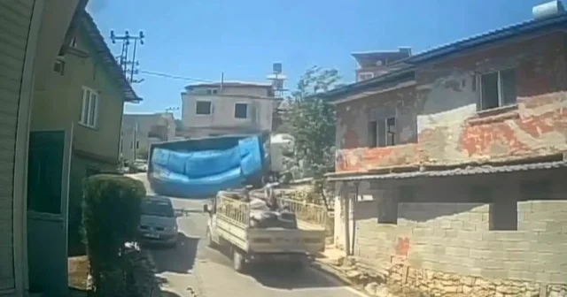 Rampayı çıkamayan briket yüklü tırın devrildiği anlar kamerada Hatay Haberleri Habertürk Yerel Haberler