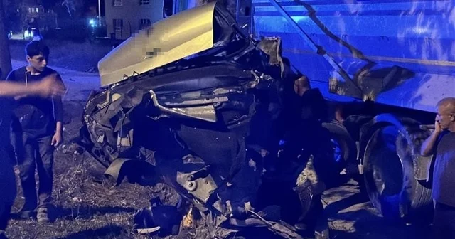 Ağaca çarpan otomobil ikiye bölündü, sürücü hafif sıyrıklarla kurtuldu Kazayı gördü, yardıma koştu: Ya anne duası ya baba duası aldı, bu araçtan sağ bir şekilde çıktı Sakarya Haberleri Habertürk Yerel Haberler