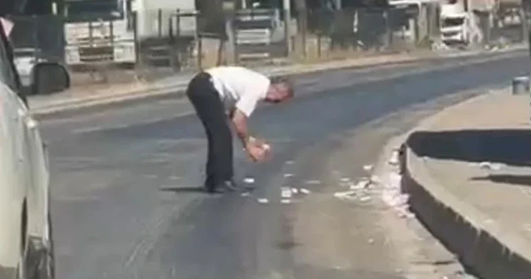 İzmir de rüzgarda uçuşan paralar yola saçıldı: Trafikte panik anları kamerada