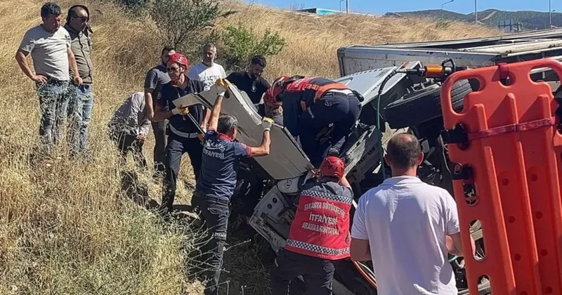Freni patlayan şeftali yüklü kamyon, otomobilin üzerine devrildi: 6 yaralı