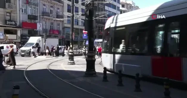 Sirkeci’de tramvay yayaya böyle çarptı! Esnaf hızlı gidiyorlar diyerek isyan etti