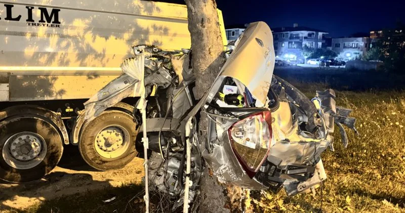 Sakarya da ağaca çarpan otomobil ikiye bölündü Son dakika haberleri