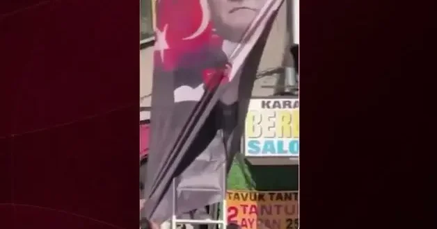 Yeni parti binasında Atatürk posterindeki Altıok amblemine bıçakla kestiler