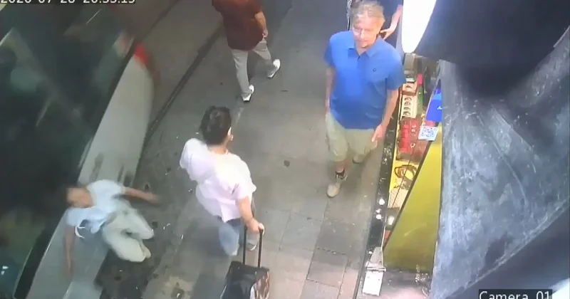 Sirkeci de tramvayın turiste çarptığı anlar kamerada: Yavaş gitmesi lazım