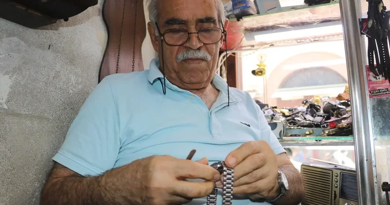 51 yıldır aynı dükkanda arızalı saatleri onarıyor