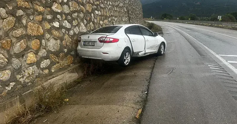 Amasya’da otomobil istinat duvarına çarptı; 6 yaralı