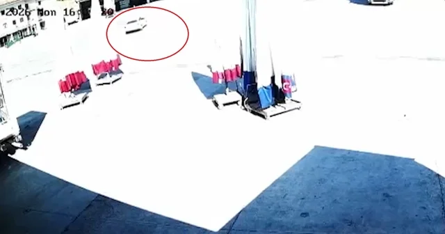El freni çekilmeyen otomobili durdurmaya çalıştılar; o anlar kamerada Amasya Haberleri Habertürk Yerel Haberler