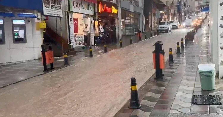 Sağanak sonrası yollar göle döndü: Kanalizasyon hatları taştı