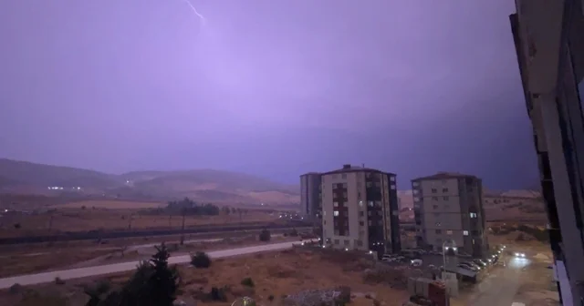 Gaziantep te şimşek fırtınası geceyi gündüze çevirdi Gecenin sessizliğini gök gürültüsü bozdu Gaziantep Haberleri Habertürk Yerel Haberler