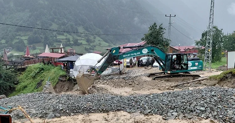 Uzungöl de heyelan: Tesislere giden yol ulaşıma kapandı