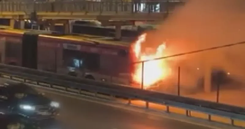 Kağıthane de metrobüste yangın! Yolcular tahliye edildi