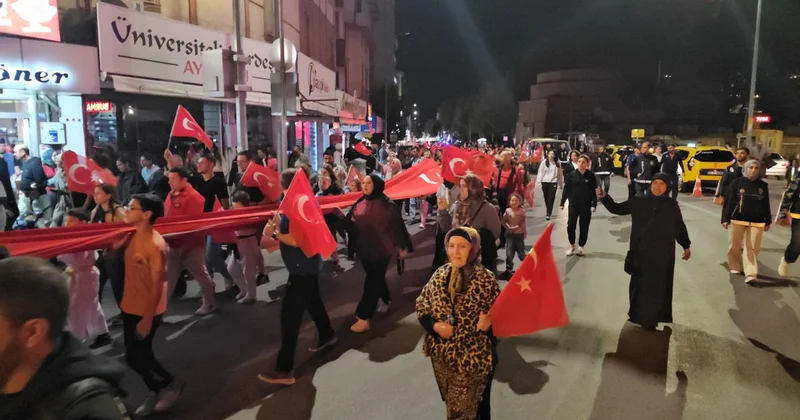 Afyonkarahisar da Büyük Taarruz un 104. yıl dönümü dolayısıyla fener alayı düzenlendi