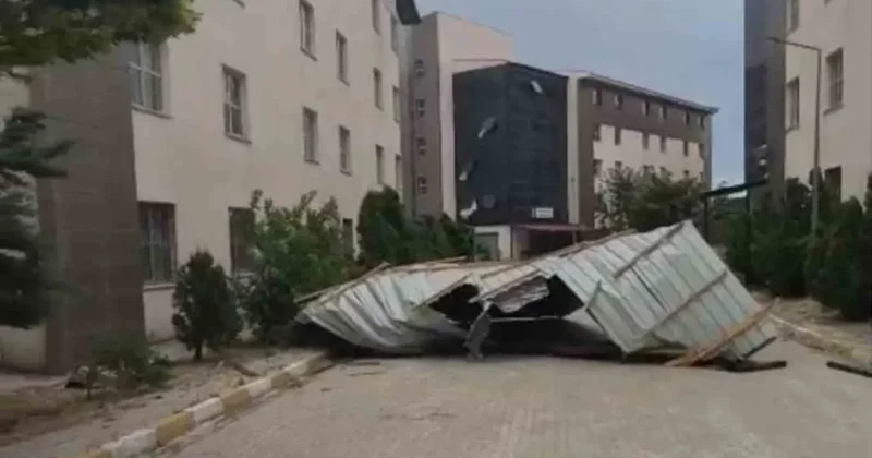 Van’da fırtına çatıları uçurdu