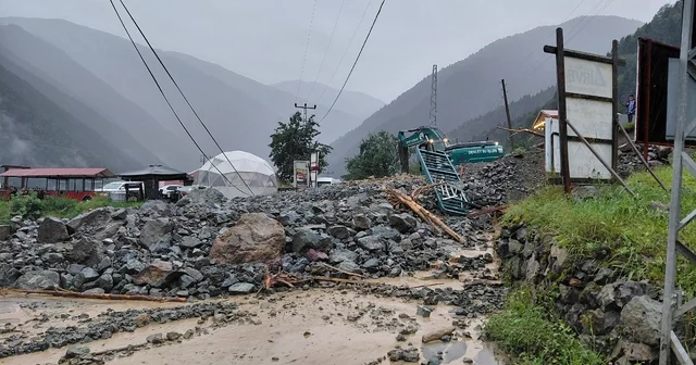 Uzungöl de sağanak etkili oldu; dere taştı, heyelan meydana geldi Trabzon Haberleri Habertürk Yerel Haberler