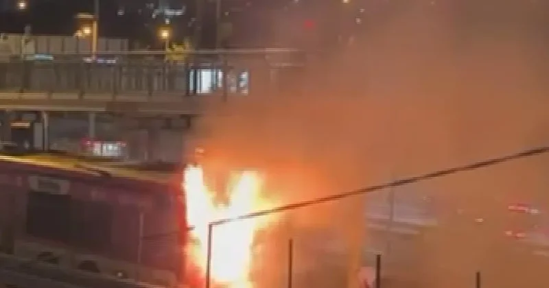Seyir halindeki metrobüs alev alev yandı