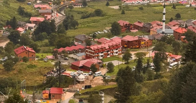 Uzungöl de ikinci taşkın Uzungöl e ulaşım noktalarından biri olan Klazomat bölgesinde yolun kapanması sonucu turistler derenin karşı tarafında mahsur kaldı Trabzon Haberleri Habertürk Yerel Haberler