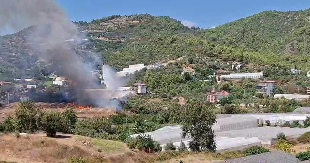 Helikopter pilotunun dikkati sayesinde yangın büyümeden söndürüldü İkmal için havalimanına gelirken görüp ilk sortiyi yaptı yangının büyümesini önledi Antalya Haberleri Habertürk Yerel Haberler