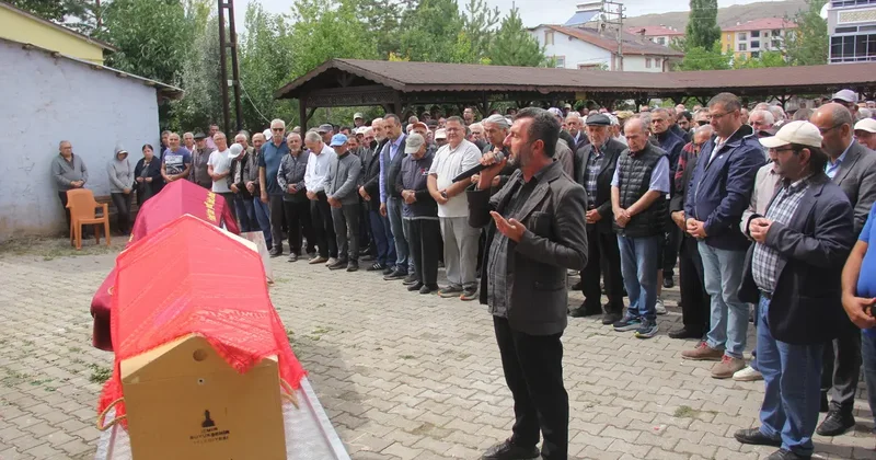 İzmir de trafik kazasında ölen gurbetçi çift Sivas ta defnedildi