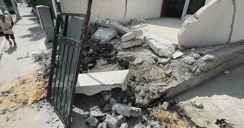 Arnavutköy de servis minibüsü bahçe duvarına çarptı; mahalleli kazalara önlem alınmasını istedi