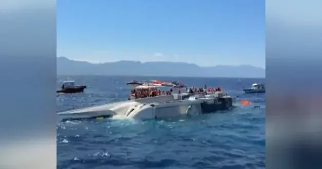 Girne de batan gemiden ilk görüntüler: Geminin üzerinde çaresiz bekleyiş