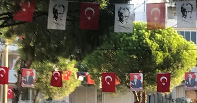 Ayvalık Sarımsaklı da Atatürk ve Cumhuriyet sevgisi sokağa taşıyor Çamlı sokak sakinleri her 30 Ağustos ta sokaklarını kendi imkânlarıyla bayram yerine çeviriyor Balıkesir Haberleri Habertürk Yerel Haberler