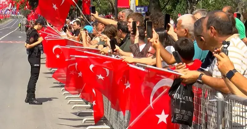 30 Ağustos Zafer Bayramı’nı Vatan Caddesi’nde coşkuyla kutladılar: İyi ki bu vatanda yaşıyoruz