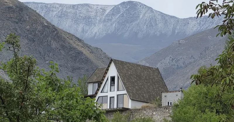 Erzincan daki Esence Dağı nın zirvesi beyaza büründü