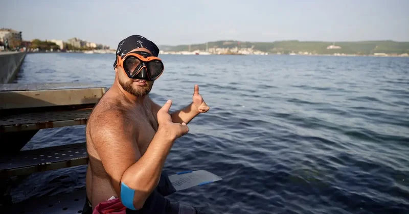 Engelleri kulaçlarıyla aşan eski milli sporcu, Çanakkale Boğazı nda 20 kilometre yüzdü
