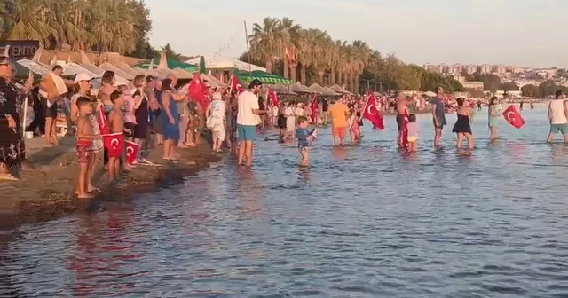 Erdek te 30 Ağustos coşkusu: Teknedeki müziğe sahildeki tatilciler bayraklarla eşlik etti Balıkesir Haberleri Habertürk Yerel Haberler