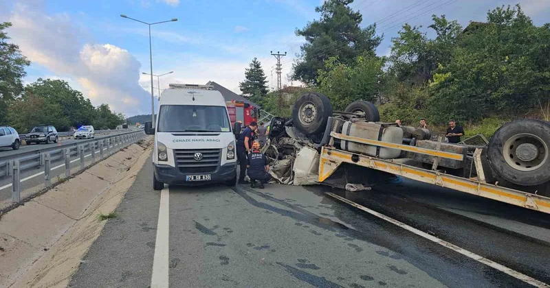 Kontrolden çıkan çekici motosiklete, savrulan iş makinesi eve çarptı: 2 ölü