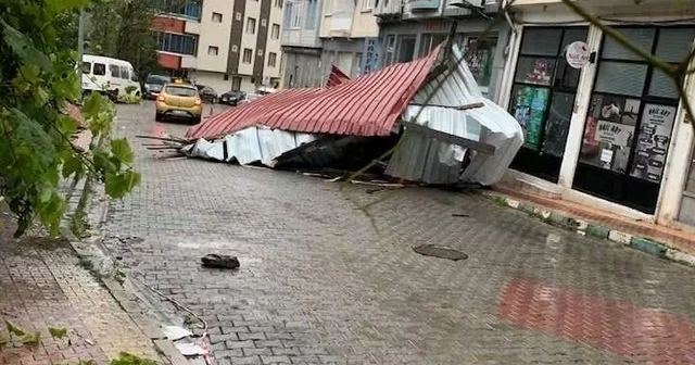 Şavşat ta fırtınada uçan çatı aracın üzerine düştü Artvin Haberleri Habertürk Yerel Haberler