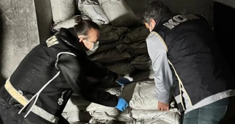 TİTANYUM AVI! Uçak ve roket yapımında kullanılıyor... 800 bin dolara satacaklardı Tam 8 ton! Son dakika haberleri