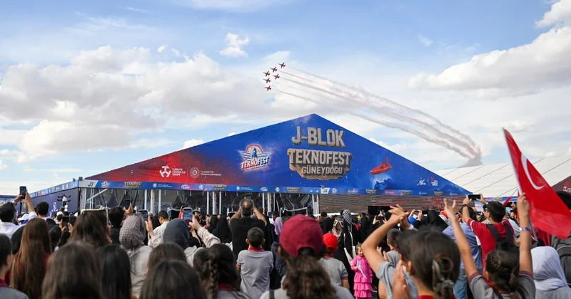 Türk Yıldızları nın nefes kesen gösterisi TEKNOFEST Güneydoğu da