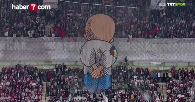 Konyaspor Filistin maçında anlamlı koreografi! Tribünlerden dünyaya net mesaj
