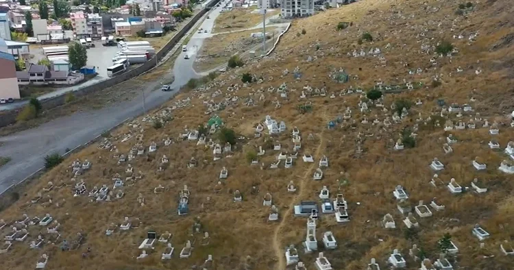 Mezar açılınca gerçek ortaya çıktı: Bir günlük bebeği peçeteyle öldüren anne ve anneanne cezaevinde