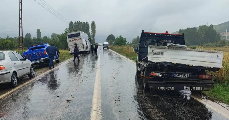 Yolcu otobüsü, kamyonete çarptı: Yaralılar var