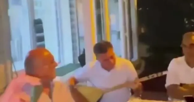 Ezanı duyuyorlar ama bozuntuya vermeden türkü söylüyorlar: Özgür Özel in yeni görüntüleri