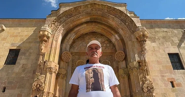 798 yıllık UNESCO mirası Divriği Ulu Cami nin gönüllü elçisi oldu: Ziyaretçiler boş taşa bakmasın
